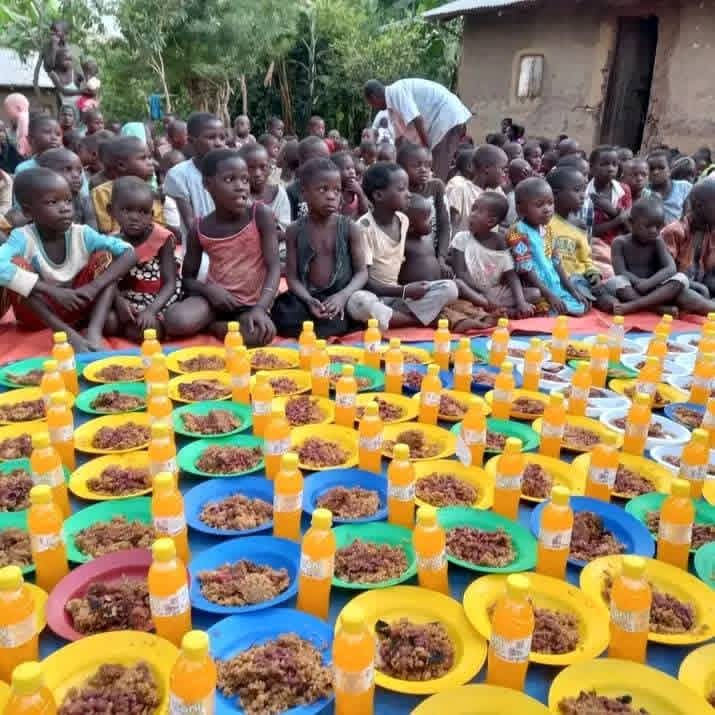 Global Hearts Community distributing food packages to families in Mbale
